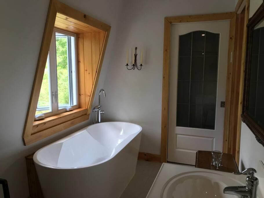 La Verivraie/Truly -Hebergement Touristique/Tourist Accomodation North Hatley Ngoại thất bức ảnh